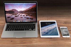 apple-iphone-smartphone-desk-patronat-mentorapl-i-scorise-digital-signage