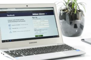 facebook-login-laptop-biznes-facebook-mikroblogi-i-social-media-w-marketingu