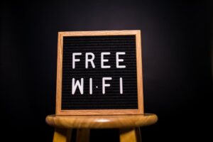 pexels-photo-7563687-szal-na-bezprzewodowe-technologie-mobilny-router-wifi-na-wakacje-zarzadzanie